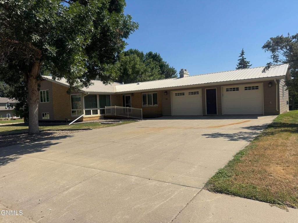 520 4th Street NE, Watford City, ND 58854 photo 1