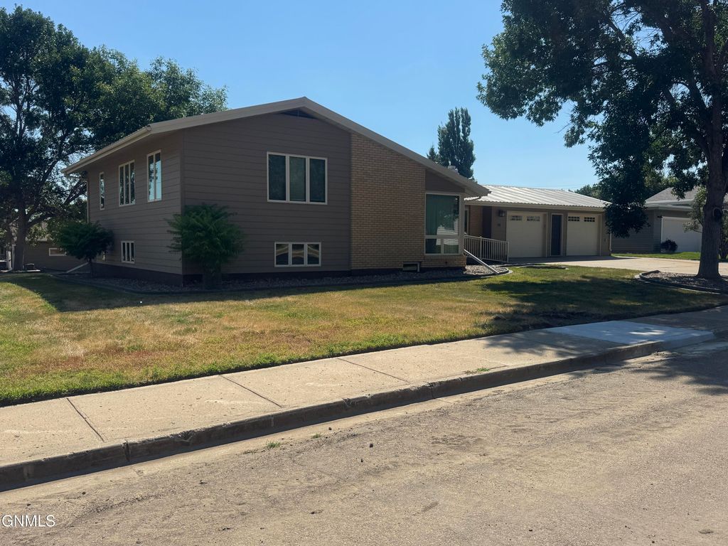520 4th Street NE, Watford City, ND 58854 photo 2
