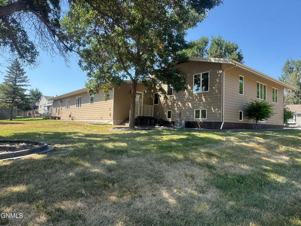 520 4th Street NE, Watford City, ND 58854 photo 3