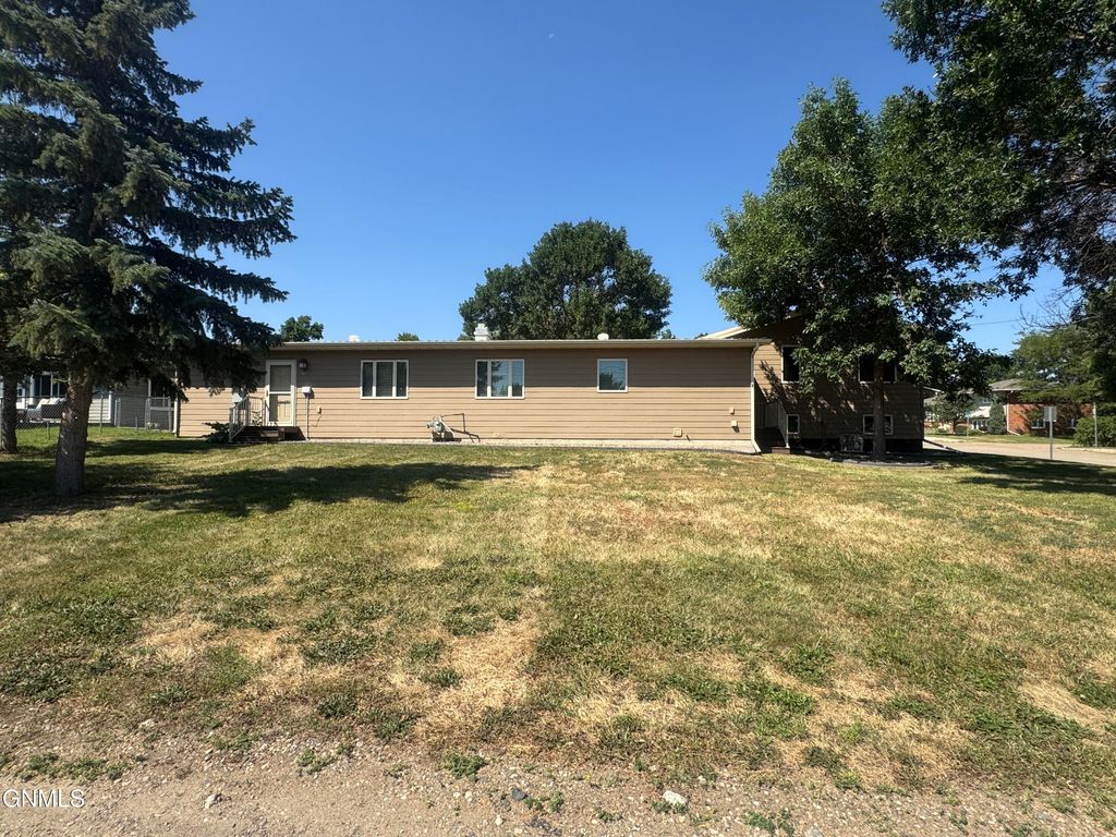 520 4th Street NE, Watford City, ND 58854 photo 4