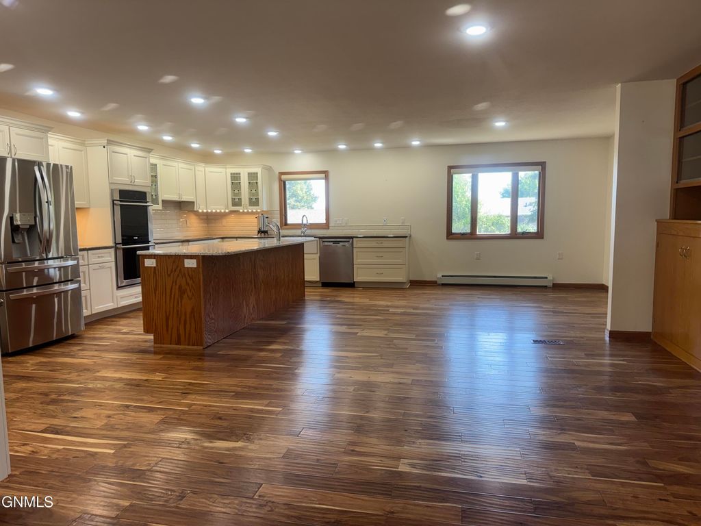 520 4th Street NE, Watford City, ND 58854 photo 5
