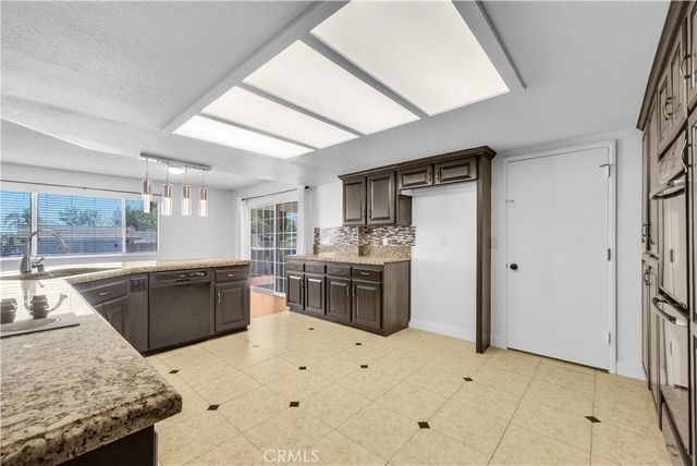 553 E Home, Rialto, CA 92376