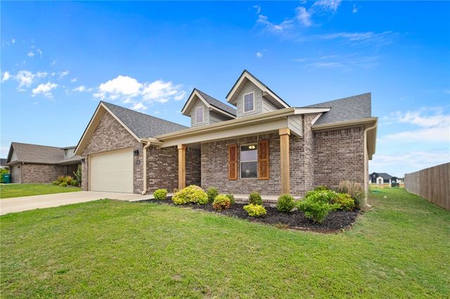 726 Hickory Meadows Avenue, Tontitown, AR 72762
