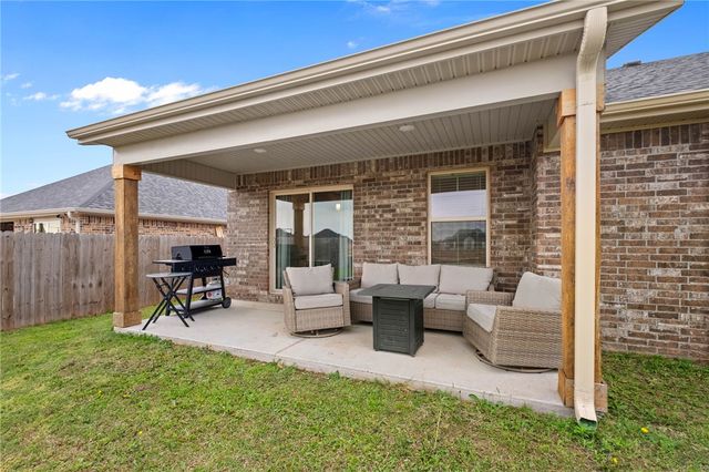 726 Hickory Meadows Avenue, Tontitown, AR 72762