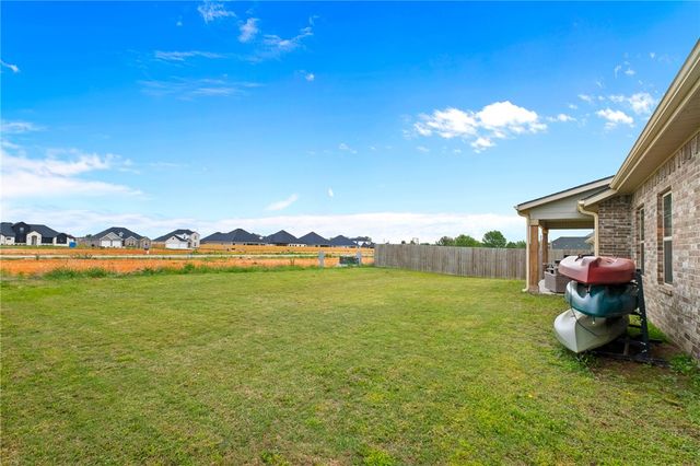 726 Hickory Meadows Avenue, Tontitown, AR 72762