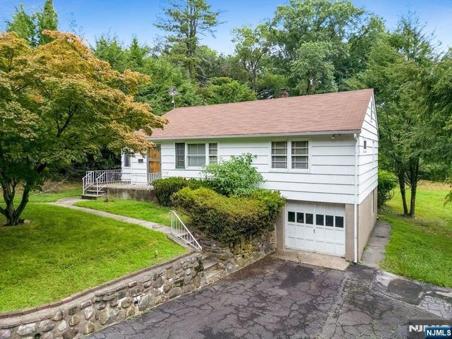 4 Schubert Lane, Paramus, NJ 07652