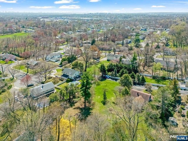 4 Schubert Lane, Paramus, NJ 07652