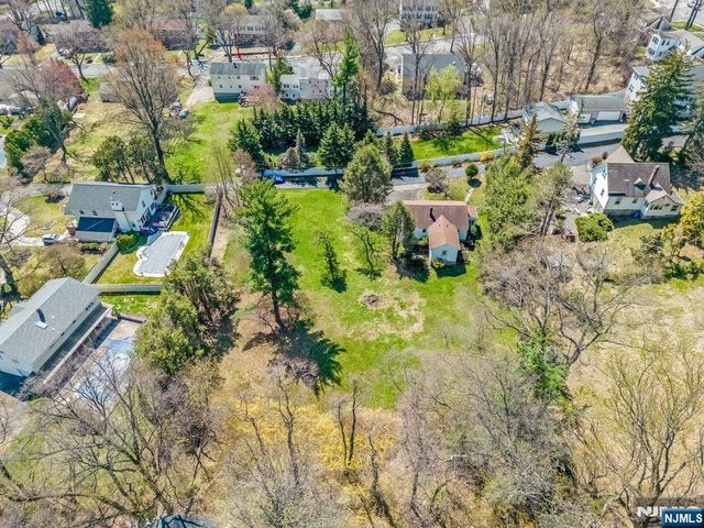 4 Schubert Lane, Paramus, NJ 07652
