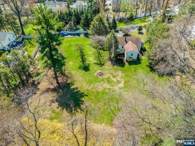 4 Schubert Lane, Paramus, NJ 07652