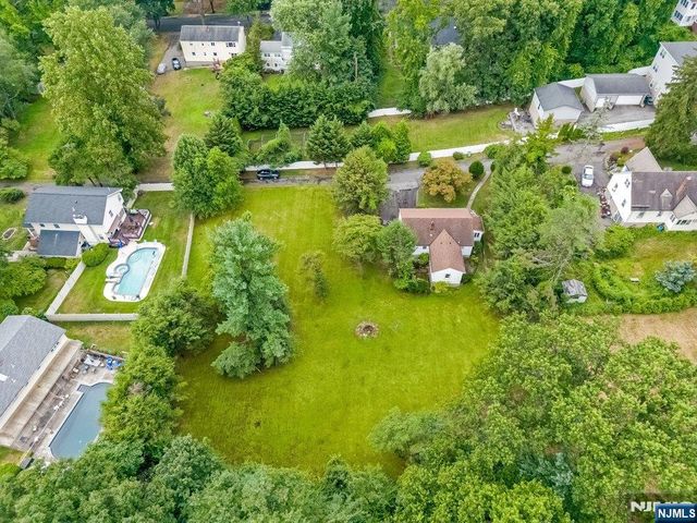 4 Schubert Lane, Paramus, NJ 07652