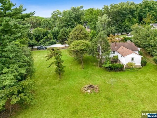 4 Schubert Lane, Paramus, NJ 07652