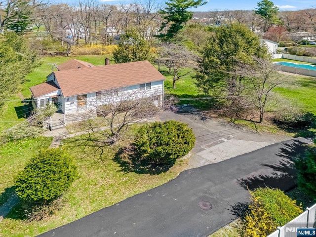 4 Schubert Lane, Paramus, NJ 07652