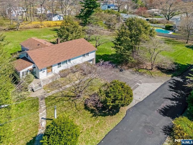 4 Schubert Lane, Paramus, NJ 07652