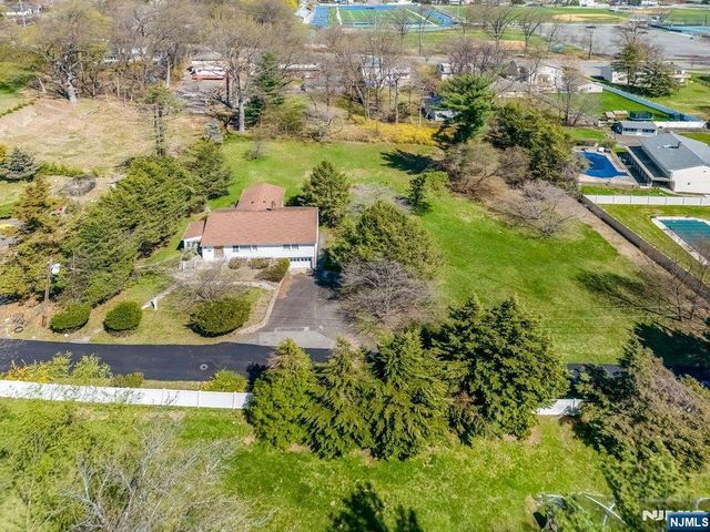 4 Schubert Lane, Paramus, NJ 07652