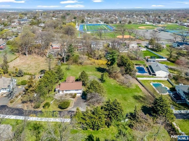 4 Schubert Lane, Paramus, NJ 07652