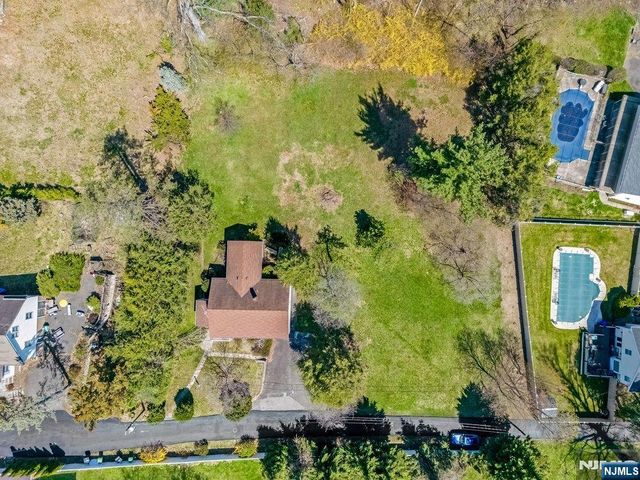4 Schubert Lane, Paramus, NJ 07652