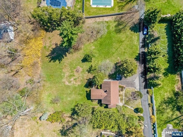4 Schubert Lane, Paramus, NJ 07652