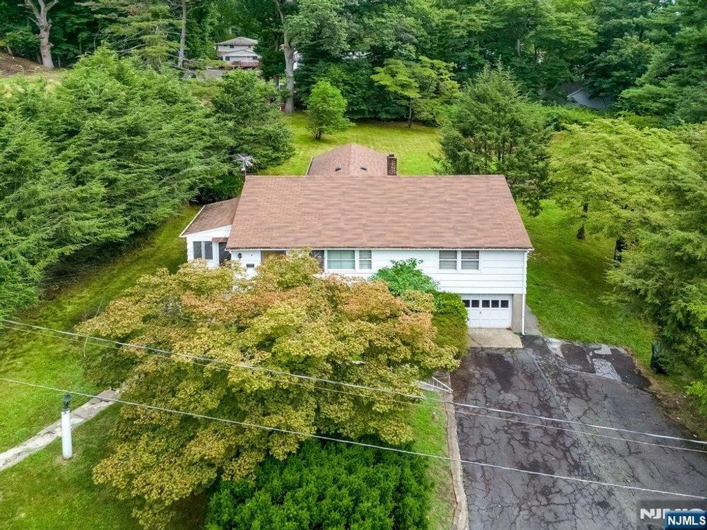 4 Schubert Lane, Paramus, NJ 07652