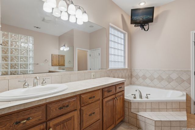 8 Donore Cir, San Antonio, TX 78229