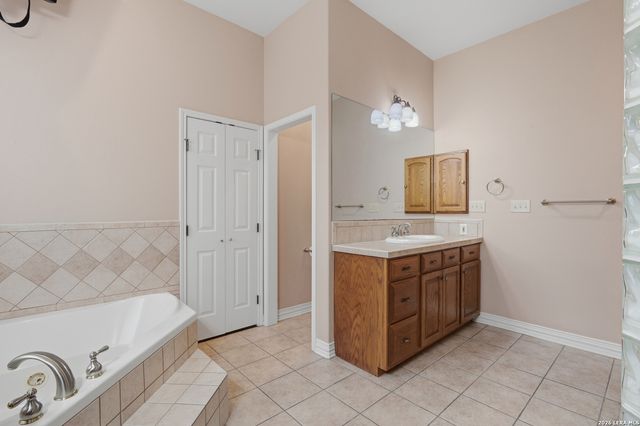 8 Donore Cir, San Antonio, TX 78229