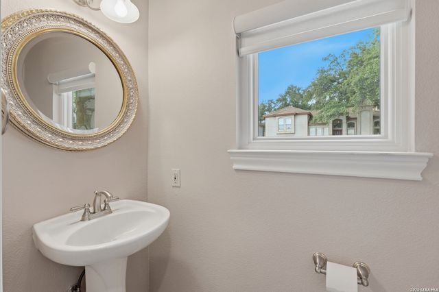 8 Donore Cir, San Antonio, TX 78229