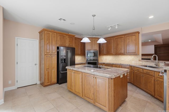 8 Donore Cir, San Antonio, TX 78229