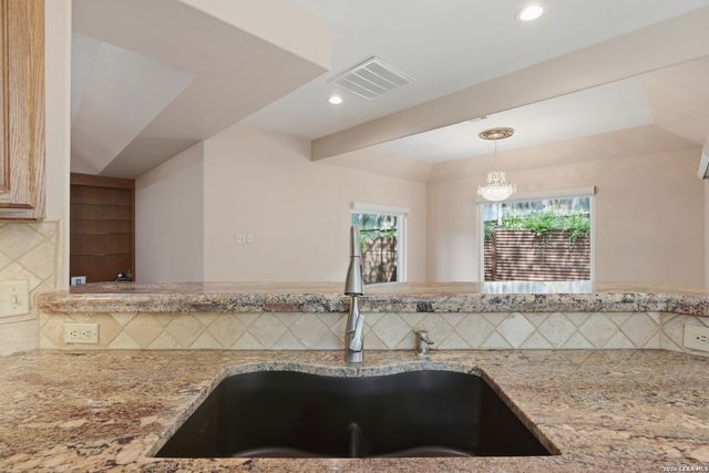 8 Donore Cir, San Antonio, TX 78229