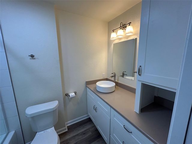 100 Bay Point DR 8, Horseshoe Bay, TX 78657