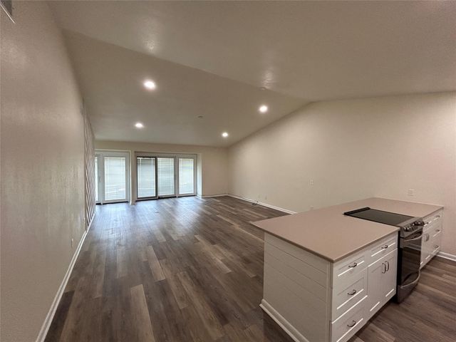 100 Bay Point DR 8, Horseshoe Bay, TX 78657