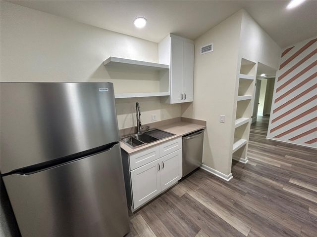 100 Bay Point DR 8, Horseshoe Bay, TX 78657
