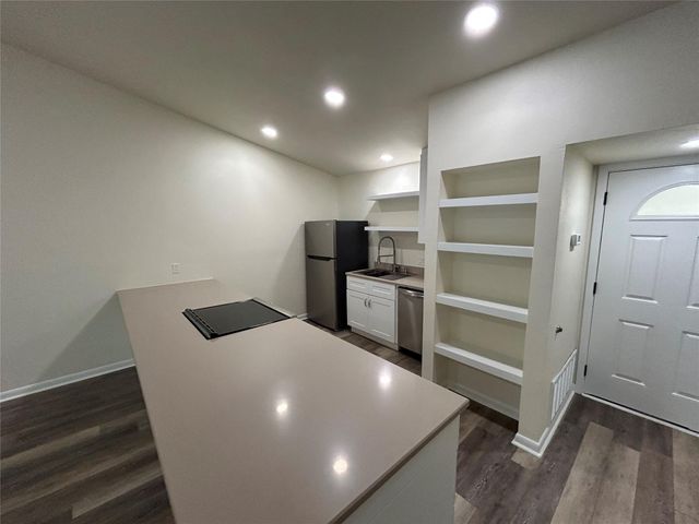 100 Bay Point DR 8, Horseshoe Bay, TX 78657