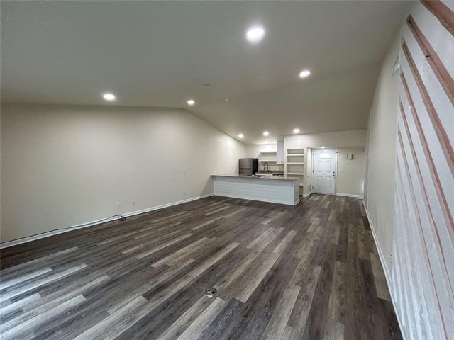 100 Bay Point DR 8, Horseshoe Bay, TX 78657