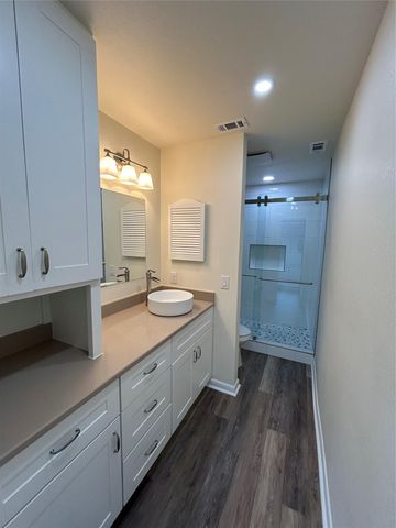 100 Bay Point DR 8, Horseshoe Bay, TX 78657