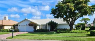 1417 Foxfire LN, Naples, FL 34104