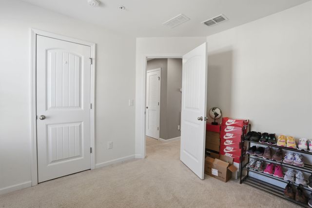 1040 Livingstone Ln, Mount Juliet, TN 37122