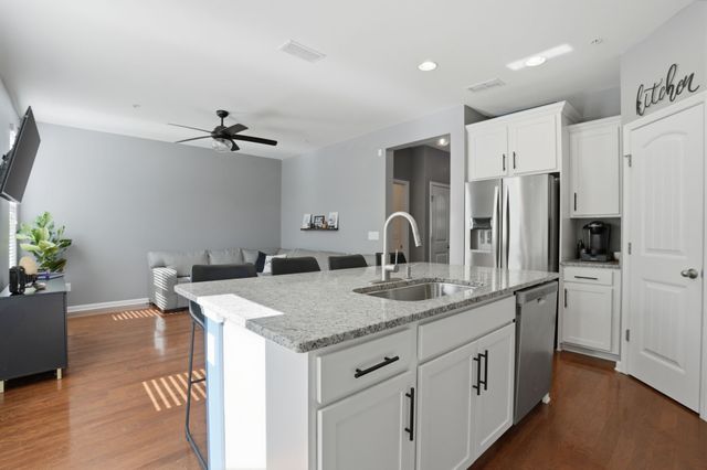 1040 Livingstone Ln, Mount Juliet, TN 37122