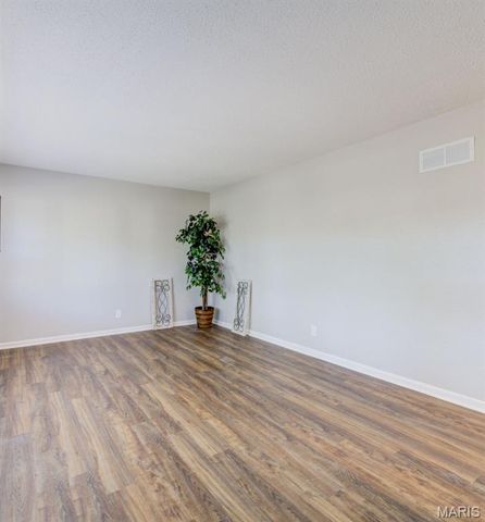 23 Manor Drive, Florissant, MO 63031
