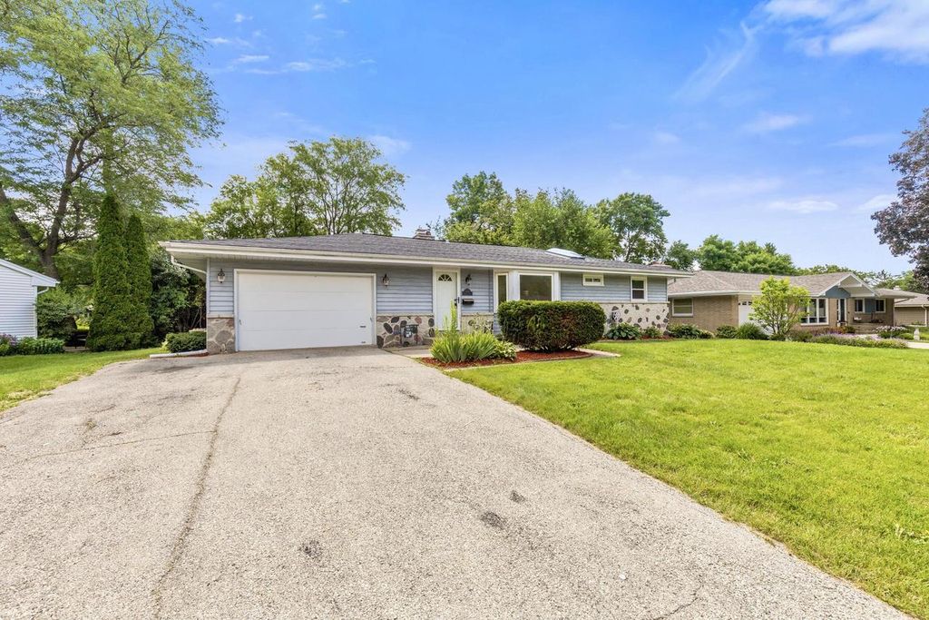 5571 Lakeview DRIVE, Greendale, WI 53129