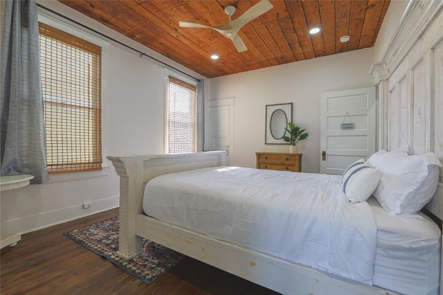 2912 Avenue R, Galveston, TX 77550