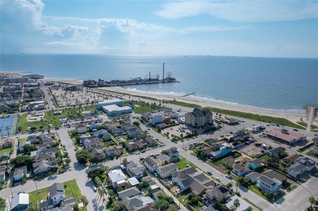 2912 Avenue R, Galveston, TX 77550