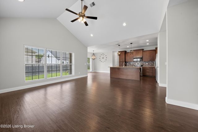 204 Robert East Ct, Vine Grove, KY 40175