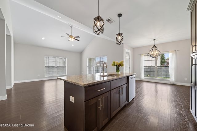 204 Robert East Ct, Vine Grove, KY 40175