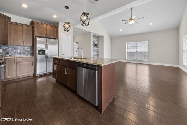 204 Robert East Ct, Vine Grove, KY 40175