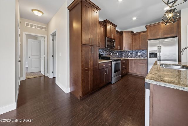 204 Robert East Ct, Vine Grove, KY 40175