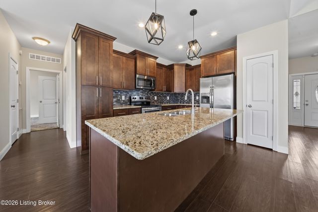 204 Robert East Ct, Vine Grove, KY 40175