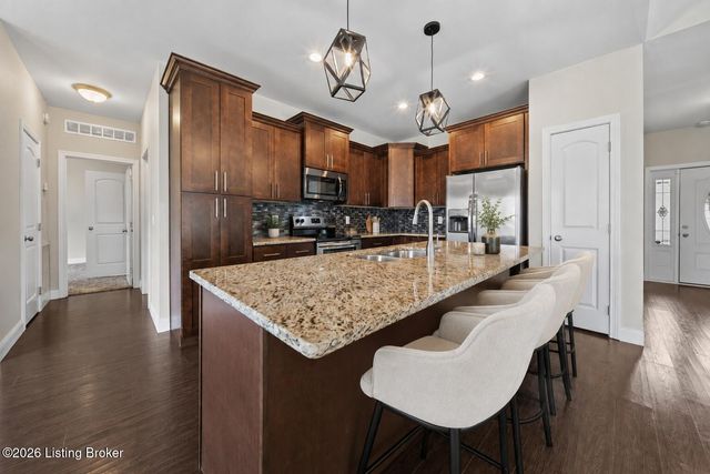 204 Robert East Ct, Vine Grove, KY 40175