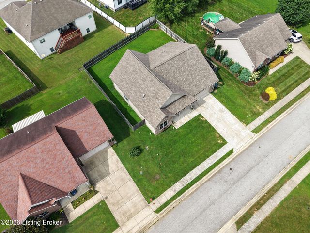 204 Robert East Ct, Vine Grove, KY 40175