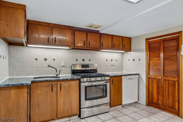 27 Crystal St, North Arlington Boro, NJ 07031