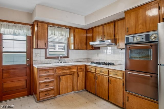 27 Crystal St, North Arlington Boro, NJ 07031