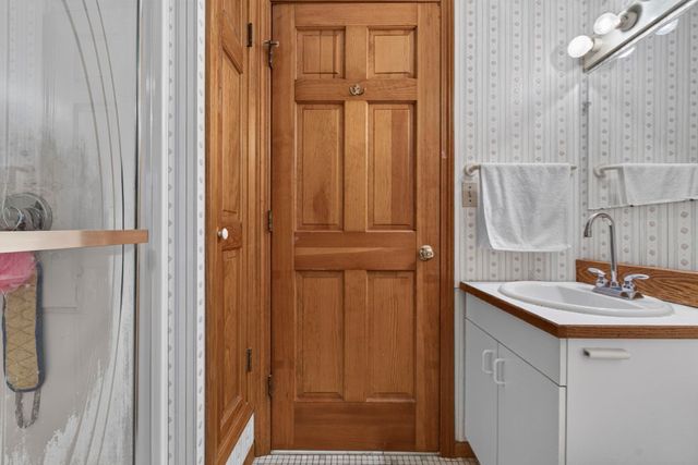 8 Lyndale Rd, Worcester, MA 01606